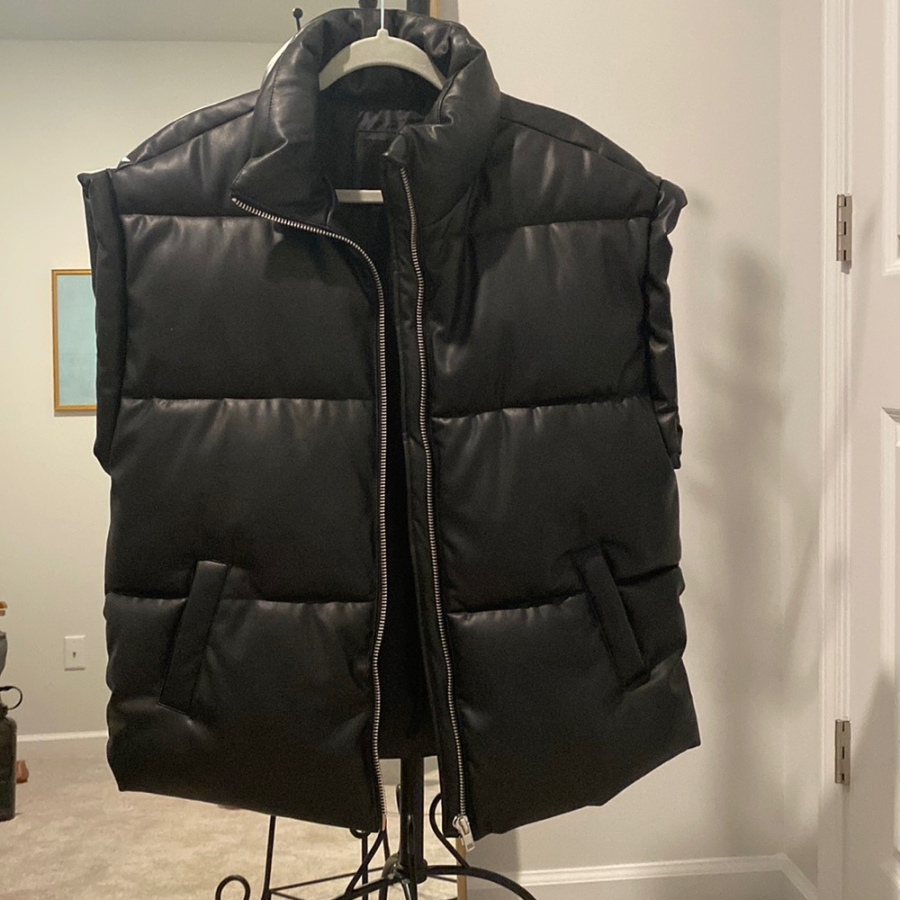 Women’s Faux Leather puffer vest. Size small. Black